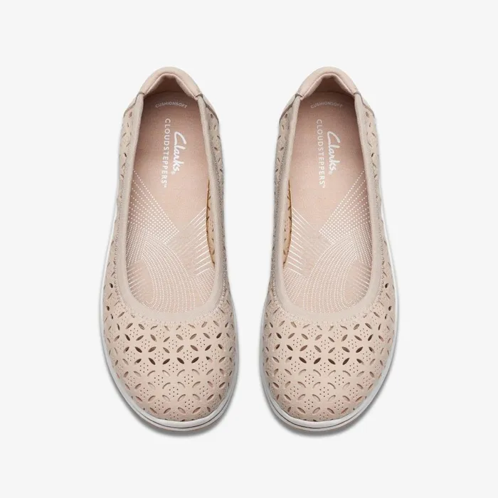 Breeze Roam Light Sand Women Clarks Flats