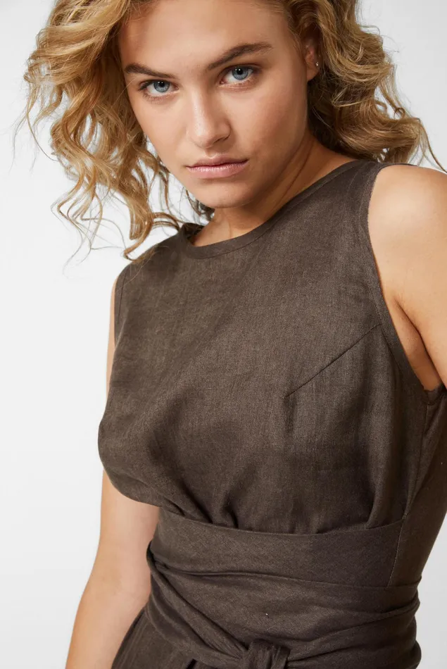 Van Laack Dresses and Skirts Women Sleeveless Midi Dress With Boat Neckline And Waist Belt Made Of Brown Linen Van Laack Dresses and Skirts Women Sleeveless Midi Dress With Boat Neckline And Waist Belt Made Of Brown Linen