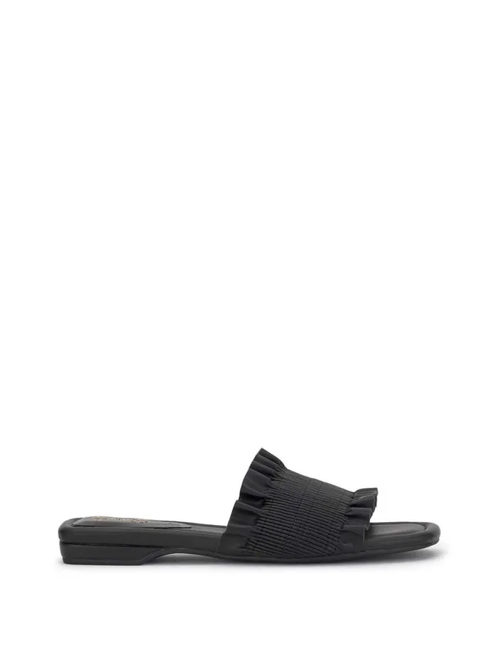 Women Camessa Smocked Sandal In Black Jessica Simpson Flats