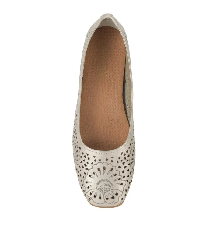 Women Chika Casual Flat Champagne Baretraps Flats and Loafers