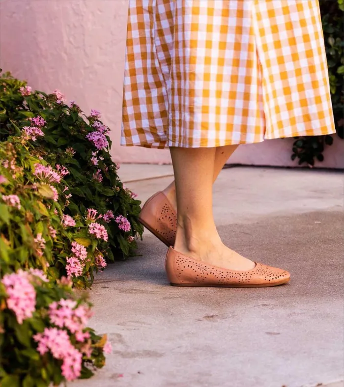 Women Chika Casual Flat Rouge Baretraps Flats and Loafers